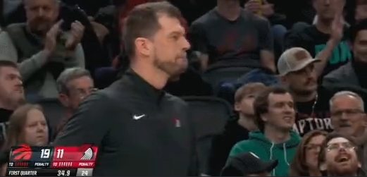 首节给了5分20秒时间!杨瀚森被换下时与主教练斯普利特击掌!